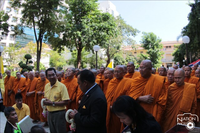 พระสุเทพนำพระสงฆ์ 142 รูป ลงนามถวายพระพรในหลวง