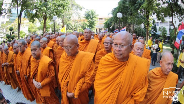 พระสุเทพนำพระสงฆ์ 142 รูป ลงนามถวายพระพรในหลวง