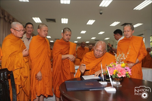 พระสุเทพนำพระสงฆ์ 142 รูป ลงนามถวายพระพรในหลวง