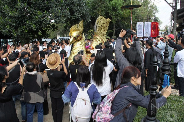 100 วัน "ถวัลย์ ดัชนี" เชิญอัฐิขึ้นปราสาทไม้มหาวิหารบ้านดำ