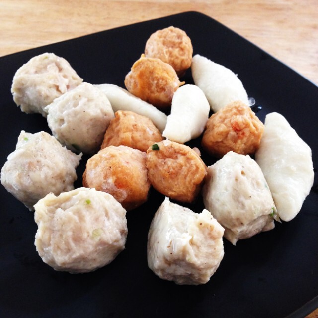 Cooking is Fun : ผักกะเฉดไฟแดงลูกชิ้นปลา กุ้ง