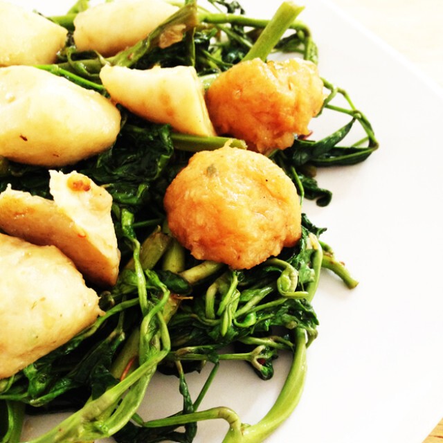 Cooking is Fun : ผักกะเฉดไฟแดงลูกชิ้นปลา กุ้ง