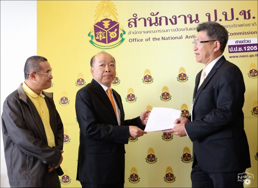 "สุรพงษ์" ยื่นหนังสือ ตรวจสอบ "ภักดี" ขาดคุณสมบัติ เป็น กก.ปปช. "สุรพงษ์" ยื่นหนังสือ ตรวจสอบ "ภักดี" ขาดคุณสมบัติ เป็น กก.ปปช.