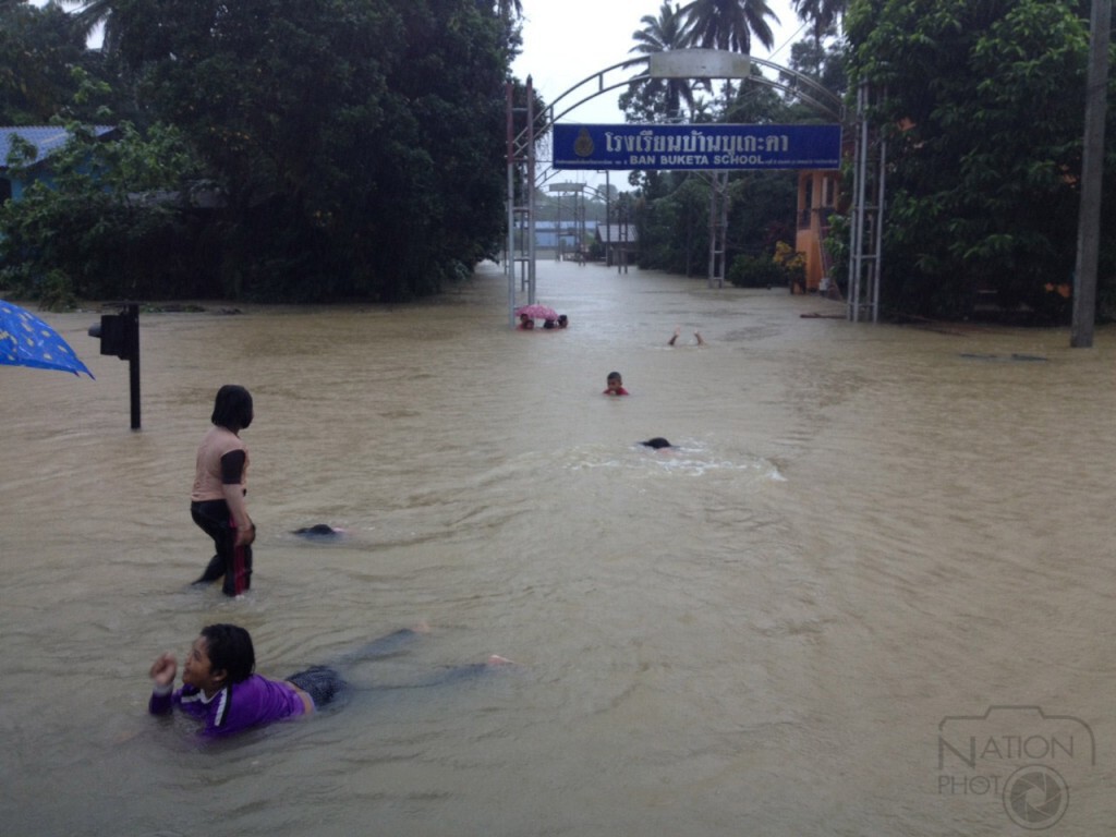 นราธิวาส-ฝนยังถล่มหนัก น้ำเขาไหลทะลักท่วมถนนสายหลักขาด นราธิวาส-ฝนยังถล่มหนัก น้ำเขาไหลทะลักท่วมถนนสายหลักขาด