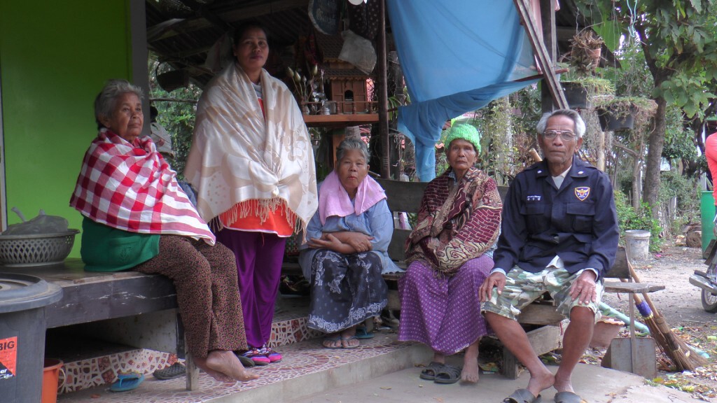 บุรีรัมย์ - ลมหนาวกระทบผู้สูงอายุ ร้องรัฐช่วยเหลือทั้งหมู่บ้านยังไม่ได้รับแจกเครื่องกันหนาว