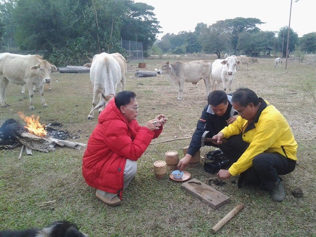 สกลนคร -  อุณภูมิต่ำสุด 10 องศา ต้องก่อไฟให้วัวผิง