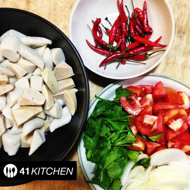 Cooking is Fun : ยำลูกชิ้นปลาหมูยอ