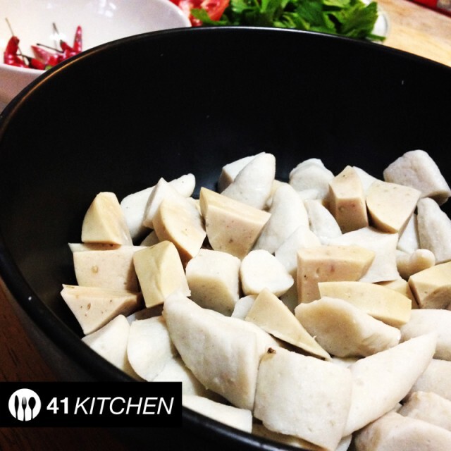 Cooking is Fun : ยำลูกชิ้นปลาหมูยอ