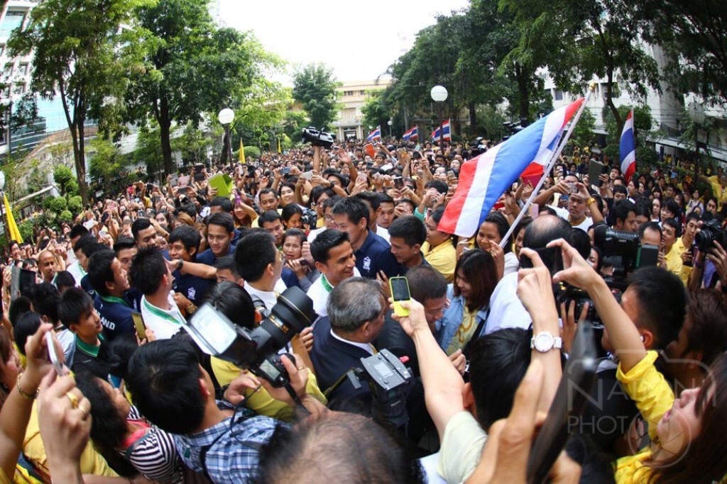 แฟนบอลคับคั่ง! ทีมชาติไทยทูลเกล้าฯ ถวายถ้วยแชมป์แด่ในหลวง