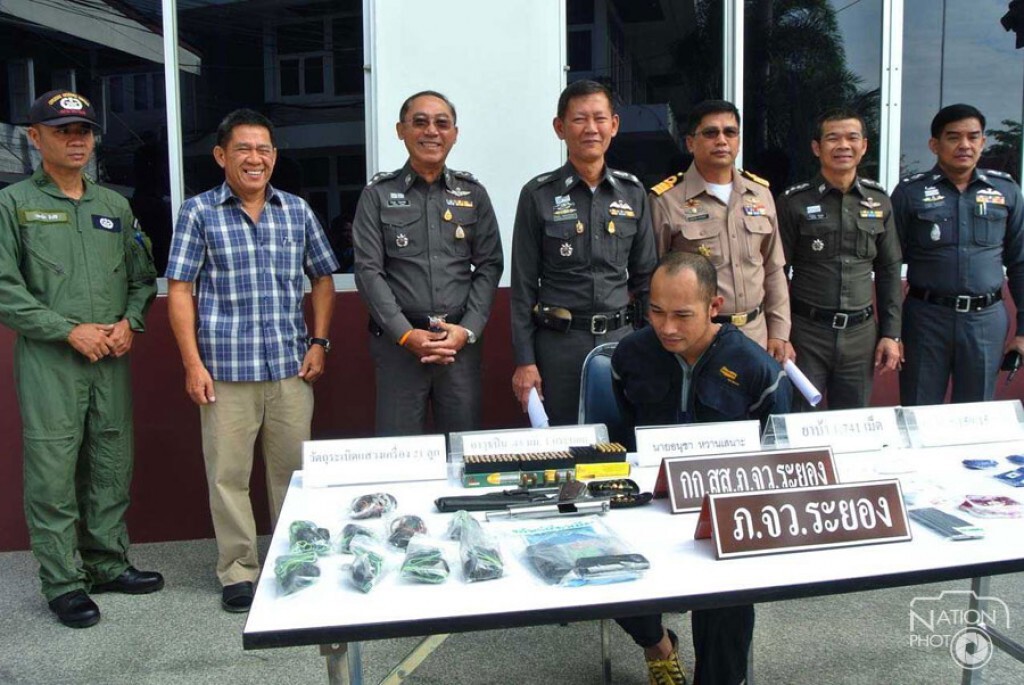 รวบพ่อค้ายาบ้ารายใหญ่ พร้อมปืน-ระเบิด 21 ลูก รวบพ่อค้ายาบ้ารายใหญ่ พร้อมปืน-ระเบิด 21 ลูก