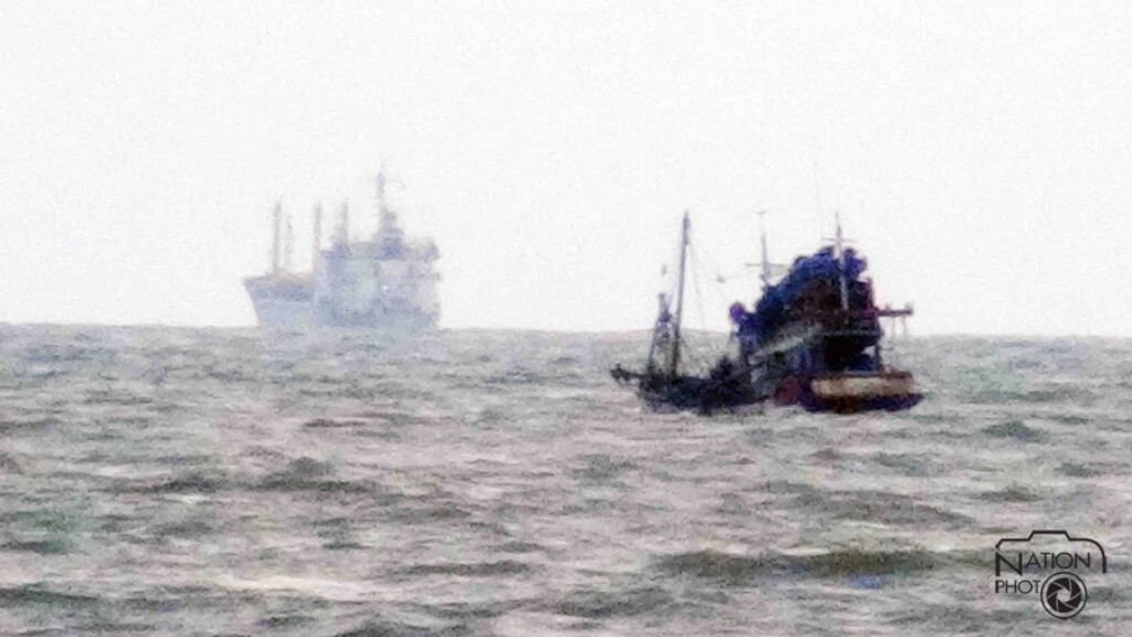 คลื่นซัดเรือน้ำมันปาล์ม จนน้ำมันปาล์มรั่วลงทะเล คลื่นซัดเรือน้ำมันปาล์ม จนน้ำมันปาล์มรั่วลงทะเล