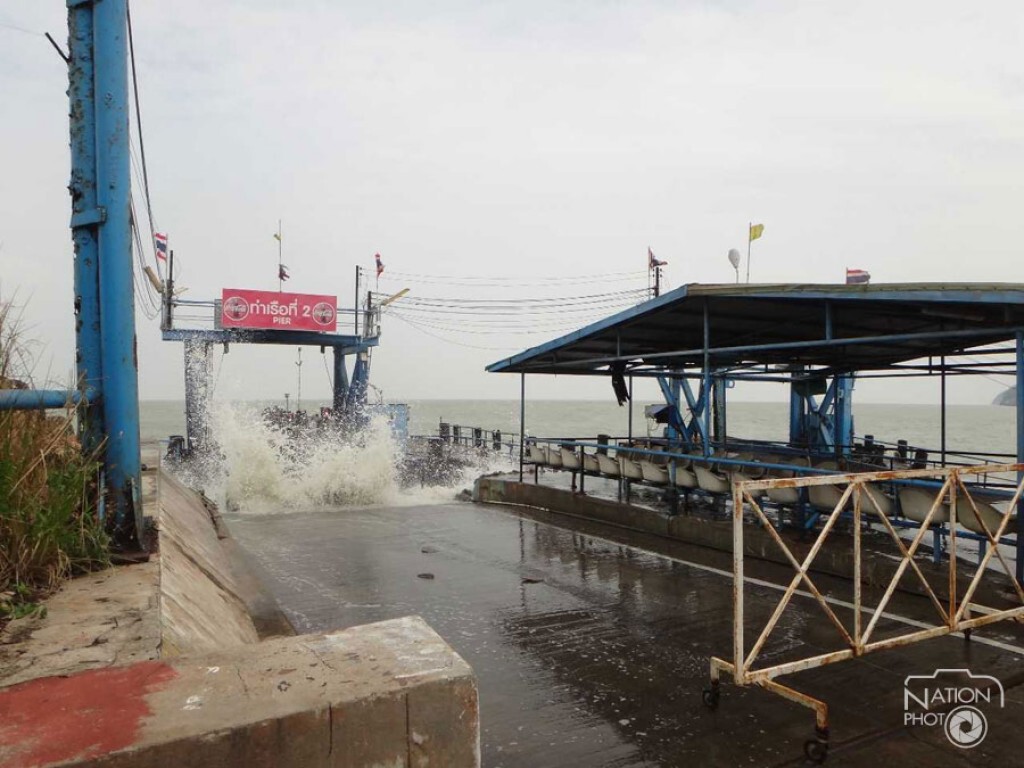 เรือเฟอร์รี่หยุดเดินเรือวันที่ 2 หลังคลื่นสูงซัดถล่มท่าเรือ เรือเฟอร์รี่หยุดเดินเรือวันที่ 2 หลังคลื่นสูงซัดถล่มท่าเรือ