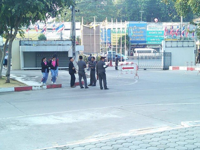 นักเรียน ร.ร.พิบูลวิทยาลัย 3000 คน ประท้วง "อดีตผอ."