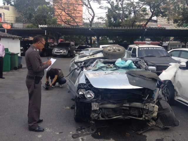 สรุปรถตกอาคารจอดรถเดอะมอลล์ เหตุขวดน้ำขัดแป้นเบรก