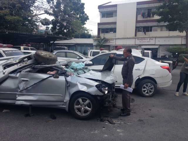 สรุปรถตกอาคารจอดรถเดอะมอลล์ เหตุขวดน้ำขัดแป้นเบรก