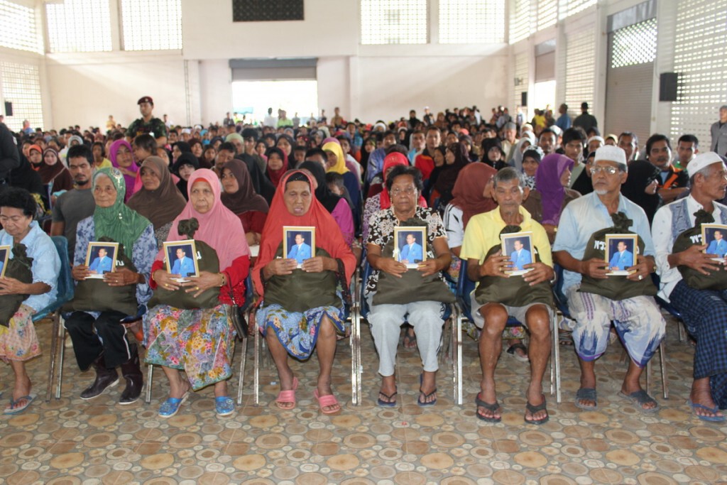 สงขลา - มูลนิธิราชประชานุเคราะห์ฯ นำสิ่งของพระราชทานช่วยเหลือผู้ประสบอุทกภัย อ.สะบ้าย้อย สงขลา - มูลนิธิราชประชานุเคราะห์ฯ นำสิ่งของพระราชทานช่วยเหลือผู้ประสบอุทกภัย อ.สะบ้าย้อย