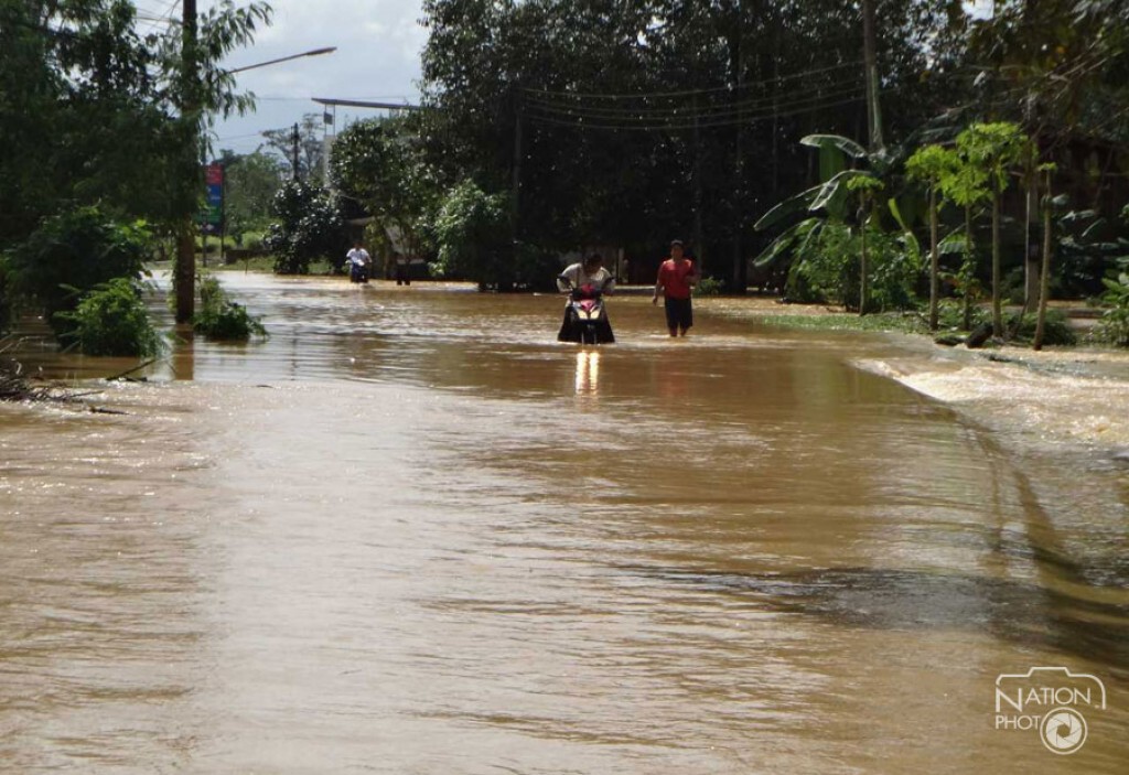 น้ำป่าไหลบ่าทะลักท่วม บ้านเรือนชาวบ้าน