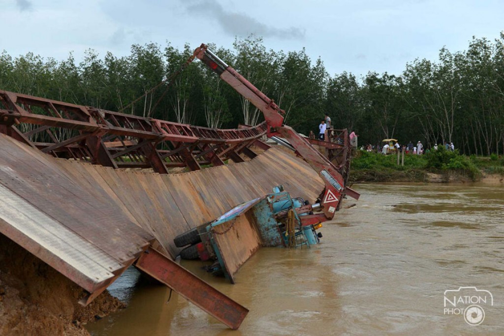 สะพานแบริ่งใน อ.จะนะ พังถล่ม บาดเจ็บ 3 ราย สะพานแบริ่งใน อ.จะนะ พังถล่ม บาดเจ็บ 3 ราย