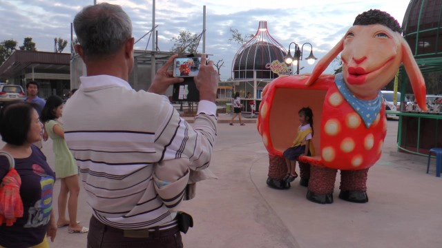 บุรีรัมย์ - เปิดตลาด"ไลฟ์ลี่มาร์เก็ต"แหล่งรวมสินค้าอาหารและโซนถ่ายรูปแปลกรับปีใหม่