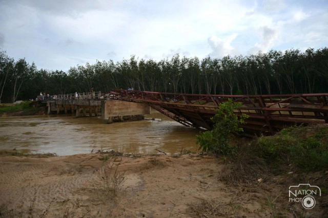 สะพานแบริ่งใน อ.จะนะ พังถล่ม บาดเจ็บ 3 ราย