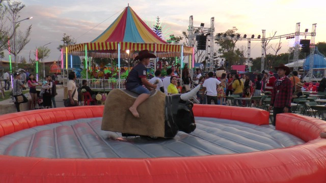 บุรีรัมย์ - เปิดตลาด"ไลฟ์ลี่มาร์เก็ต"แหล่งรวมสินค้าอาหารและโซนถ่ายรูปแปลกรับปีใหม่