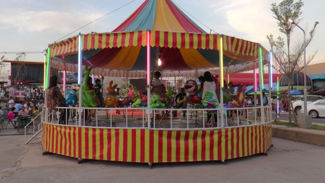 บุรีรัมย์ - เปิดตลาด"ไลฟ์ลี่มาร์เก็ต"แหล่งรวมสินค้าอาหารและโซนถ่ายรูปแปลกรับปีใหม่