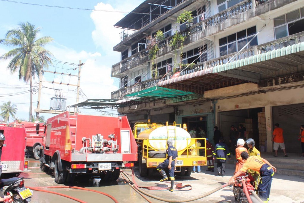 ไฟไหม้โรงงานทำโคมไฟ คาดไฟฟ้าลัดวงจร