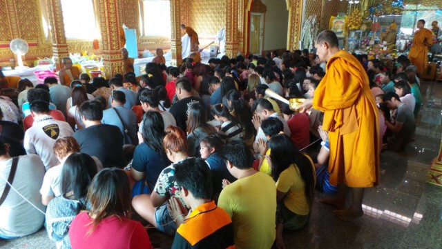 ชลบุรี - คนปีชงนับหมื่น แห่บังสุกุลเป็น-ตาย เสริมดวงชะตารับปีมะแม