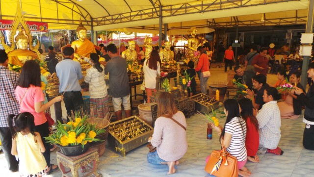 ชลบุรี - คนปีชงนับหมื่น แห่บังสุกุลเป็น-ตาย เสริมดวงชะตารับปีมะแม