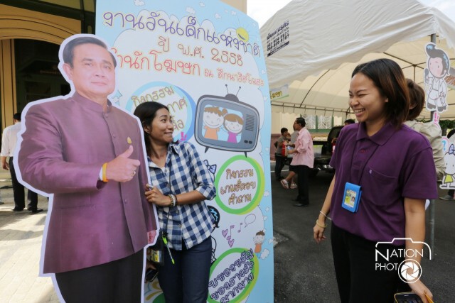 ทำเนียบตั้ง"สแตนดี้"รูปนายกฯลุงตู่ให้เซลฟี่ในวันเด็ก