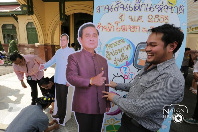 ทำเนียบตั้ง"สแตนดี้"รูปนายกฯลุงตู่ให้เซลฟี่ในวันเด็ก