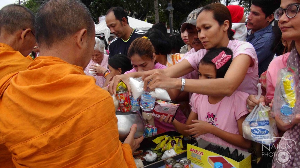 สงขลา-ตักบาตรพระสงฆ์อุทิศส่วนกุศลให้ดวงวิญาณของบรรพบุรุษ