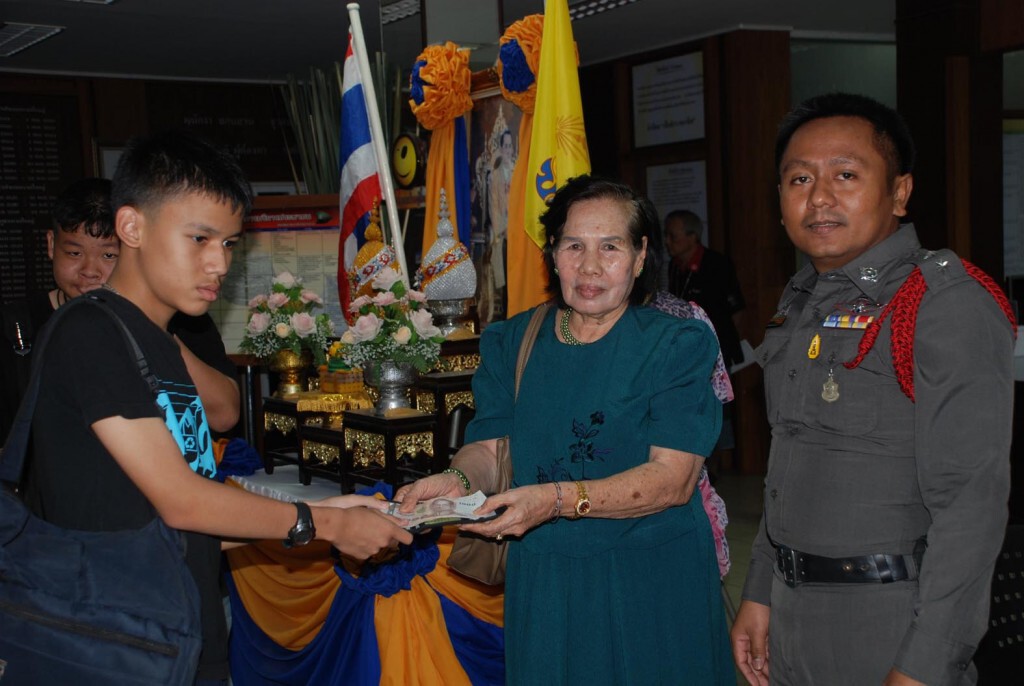 สงขลา-คุณยายน้ำใจงามพบกระเป๋าเงินเด็กนักเรียนตามคืนเจ้าของ