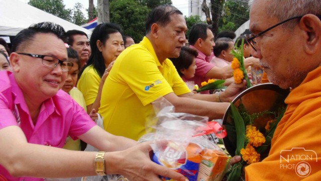 สงขลา-ตักบาตรพระสงฆ์อุทิศส่วนกุศลให้ดวงวิญาณของบรรพบุรุษ