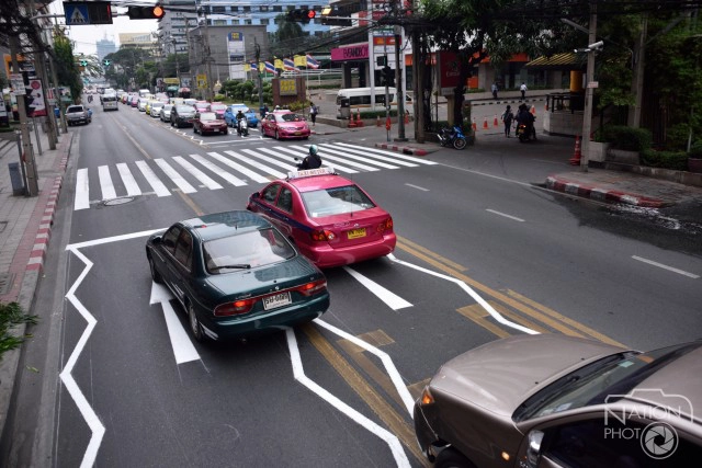 กทม.ลุยตีเส้น"ซิกเเซก"เตือนรถยนต์ชะลอทางม้าลาย