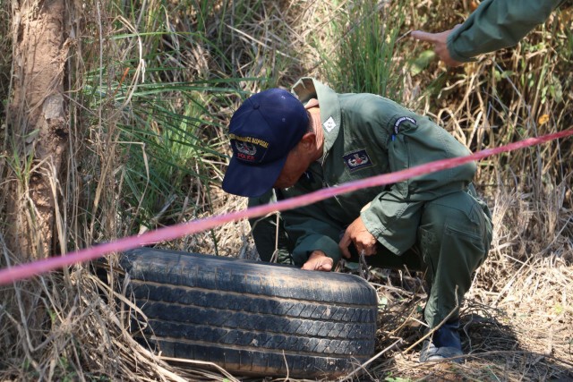 พิษณุโลก - หาปลาเจอหัวระเบิดจมอยู่ในคูน้ำ