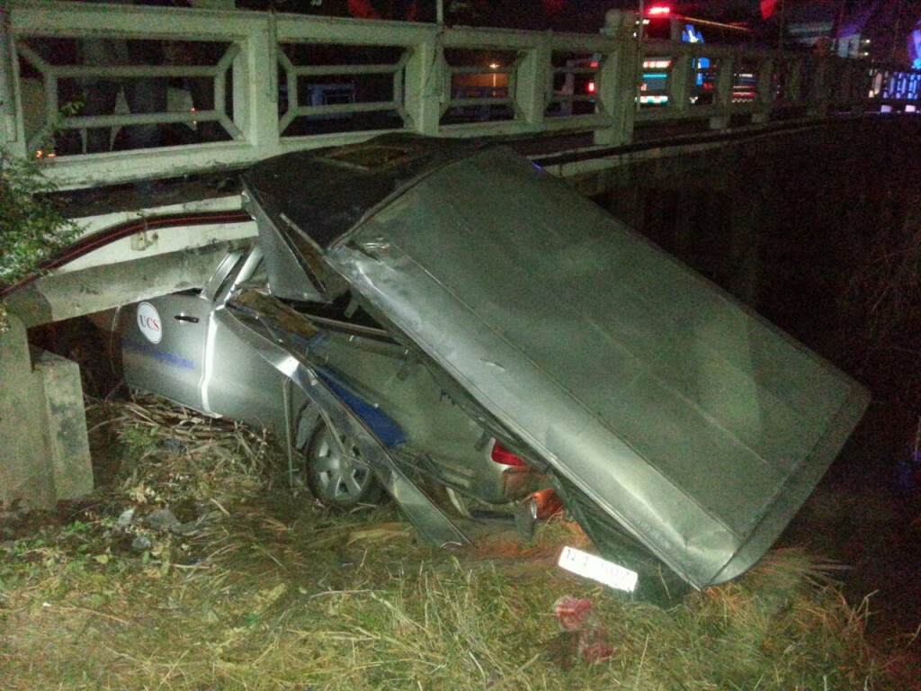 ปทุมธานี - ปิคอัพไม่ชำนาญทางมุดใต้สะพานพิพิธภัณฑ์การเกษตรเสียชีวิต ปทุมธานี - ปิคอัพไม่ชำนาญทางมุดใต้สะพานพิพิธภัณฑ์การเกษตรเสียชีวิต