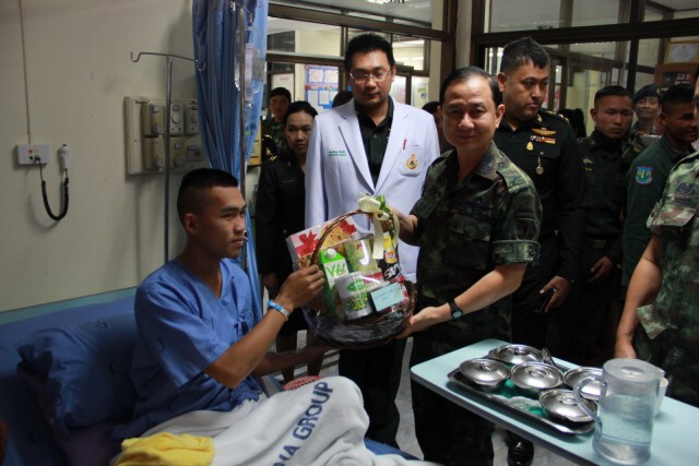 อุดรธานี  - ผบ.นรด.เยี่ยม นศท.ถูกระเบิดเจ็บสั่งครูฝึกดูแลเพิ่ม