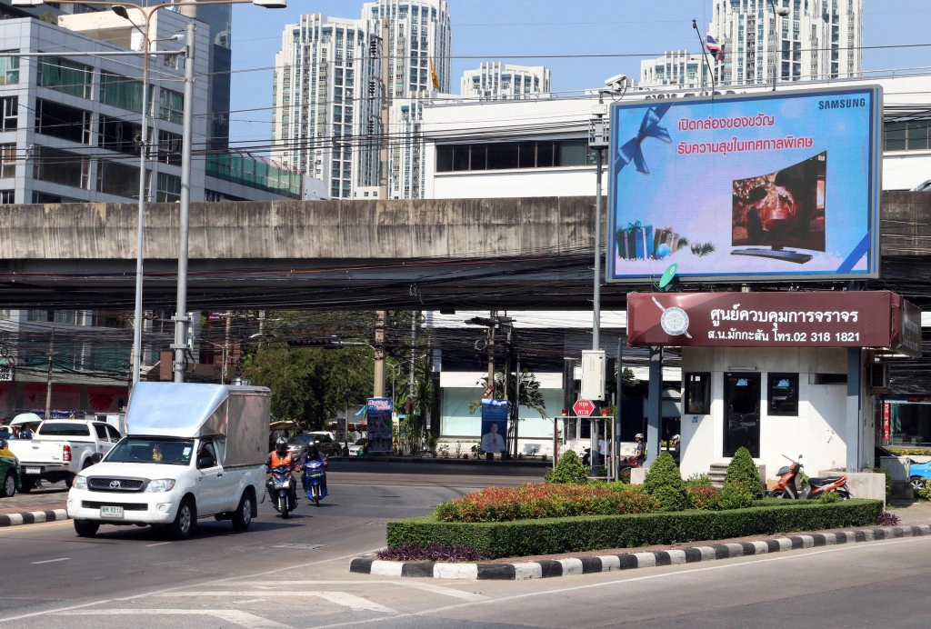 บช.น. - เผย เจ้าของบริษัทป้ายโฆษณาบนป้อมตำรวจ ใช้ไฟหลวงมีความผิดลักทรัพย์ สั่ง ตร.ป่าไม้ร่วมตรวจสอบทั้งนครบาล