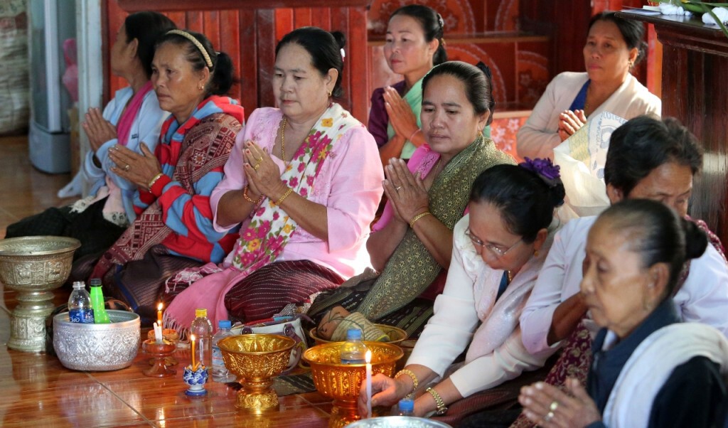 "ตักบาตรข้าวเหนียว"