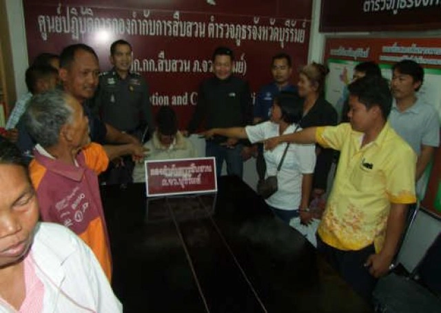 บุรีรัมย์ - รวบ 18 มงกุฎโกงชาวบ้าน หลอกซื้อหมู เชิดเงินมากกว่า 1 ล้าน