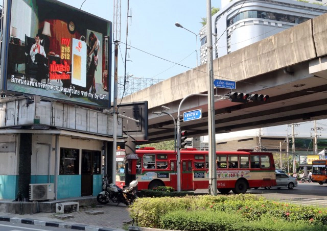 บช.น. - เผย เจ้าของบริษัทป้ายโฆษณาบนป้อมตำรวจ ใช้ไฟหลวงมีความผิดลักทรัพย์ สั่ง ตร.ป่าไม้ร่วมตรวจสอบทั้งนครบาล