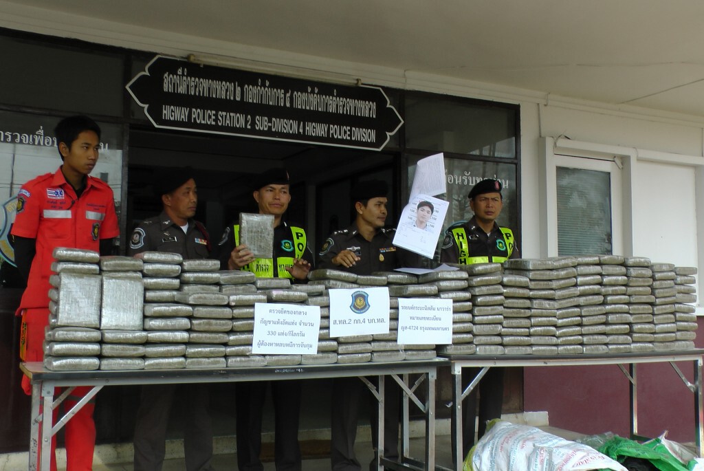 ขอนแก่น-ยึดกัญชา 300 กก. คนขับหนีหลังซิ่งรถตกทางกำลังซ่อม ขอนแก่น-ยึดกัญชา 300 กก. คนขับหนีหลังซิ่งรถตกทางกำลังซ่อม