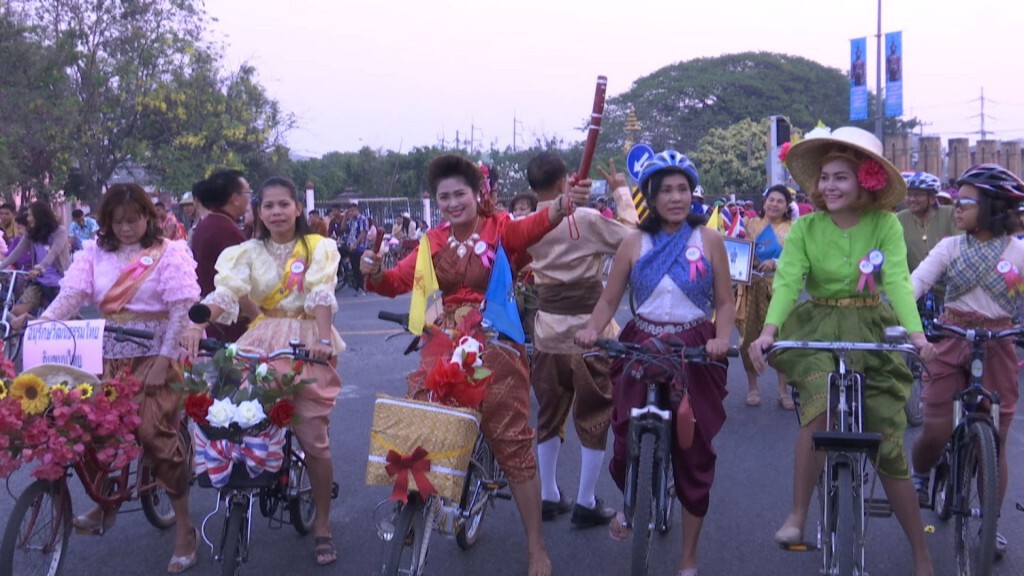 ลพบุรี-ผู้ว่าเปิดกิจกรรมขี่จักรยานแต่งไทย  "จากวงเวียน สู่เวียงวัง"
