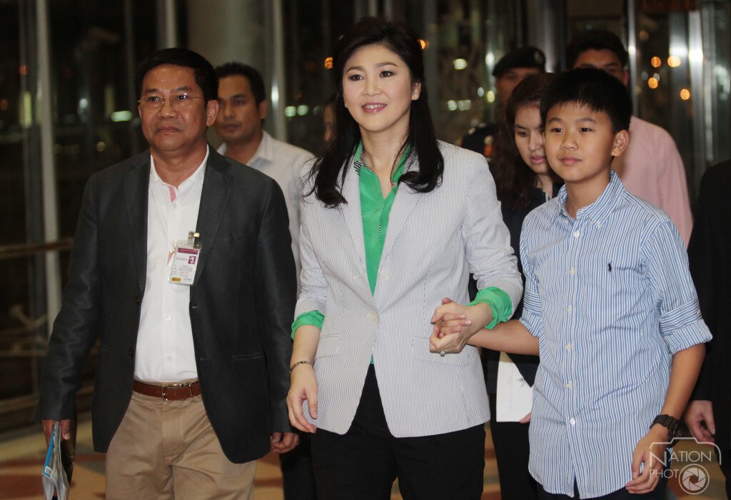 "ยิ่งลักษณ์"ดอดทำบุญ-"ทหาร-ตร."ตรวจค้น ตามประกบ