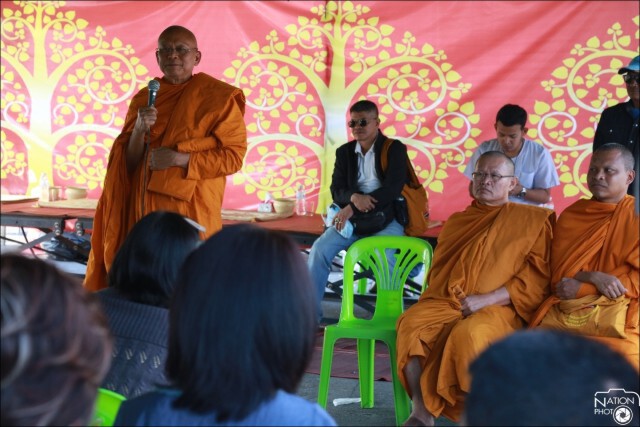 ตำรวจร่วม 100 นายดูแลพระสุเทพบิณฑบาต ม.รามคำแหง