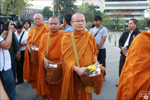 ตำรวจร่วม 100 นายดูแลพระสุเทพบิณฑบาต ม.รามคำแหง