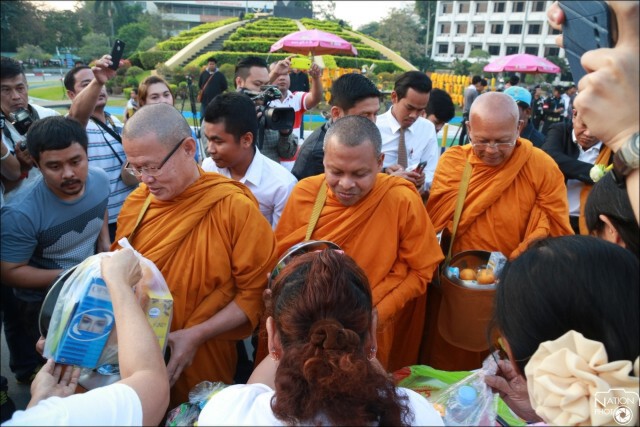 ตำรวจร่วม 100 นายดูแลพระสุเทพบิณฑบาต ม.รามคำแหง