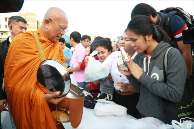 ตำรวจร่วม 100 นายดูแลพระสุเทพบิณฑบาต ม.รามคำแหง