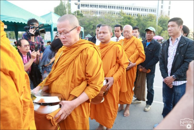 ตำรวจร่วม 100 นายดูแลพระสุเทพบิณฑบาต ม.รามคำแหง